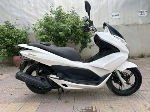 ម៉ូតូលក់ PCX ឆ្នាំ 2011មានពន្ធត្រឹមត្រូវ