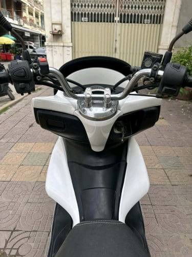 ម៉ូតូលក់ PCX ឆ្នាំ 2011មានពន្ធត្រឹមត្រូវ
