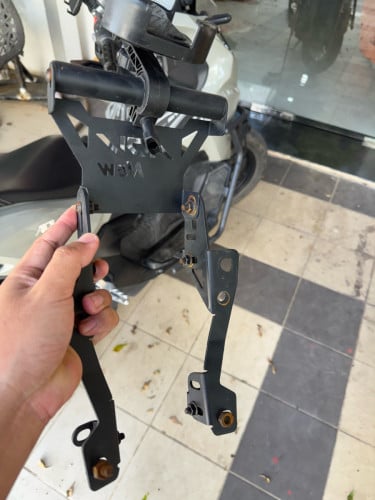 ជើងចាប់ជាមួយ windshield លើ Adv 160