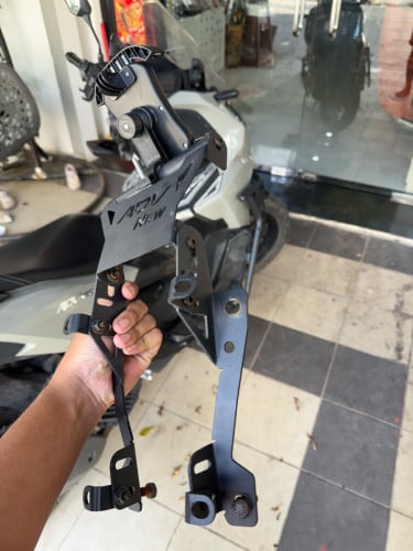 ជើងចាប់ជាមួយ windshield លើ Adv 160