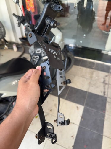 ជើងចាប់ជាមួយ windshield លើ Adv 160