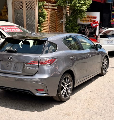 2014 CT200h full premium