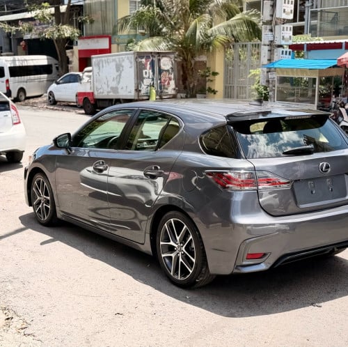 2014 CT200h full premium