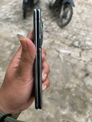 Huawei​ Mate​ x5​(only Phone)​ Ram12g,​ 512g​ អេក្រង់​ក្នុងក្រៅស្អាត 530$។ ស្ទើរកែមតែបន្តិចទេ។