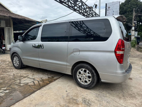 HYUNDAI Starex 2009 For Rent /出租