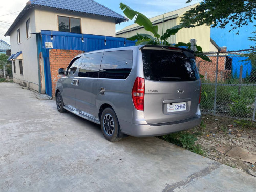 HYUNDAI Starex 2013 For Rent /出租