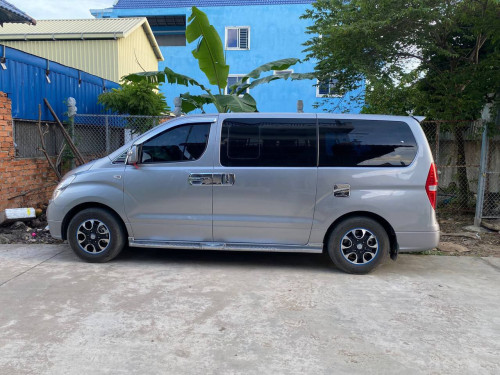 HYUNDAI Starex 2013 For Rent /出租