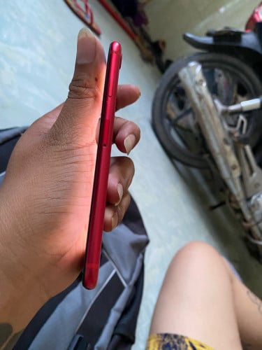 iPhone 8G 64G សានុំសុីនស្អាតពណ៍ក្រហមមានហុងស៊ុយ