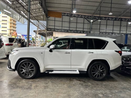 Lexus Lx600 F-Sport 2022 Full Options ទ្វារបុឺតអូតូ 4 ទ្វារ 2 keys ម៉ាស៊ីន : V6 3.5L Twin Turbo