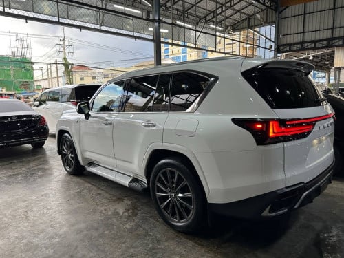 Lexus Lx600 F-Sport 2022 Full Options ទ្វារបុឺតអូតូ 4 ទ្វារ 2 keys ម៉ាស៊ីន : V6 3.5L Twin Turbo