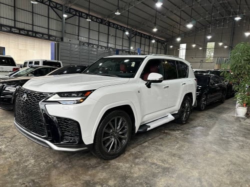 Lexus Lx600 F-Sport 2022 Full Options ទ្វារបុឺតអូតូ 4 ទ្វារ 2 keys ម៉ាស៊ីន : V6 3.5L Twin Turbo