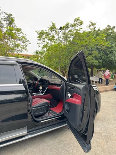 Maxus 2022 ខ្មៅ ស្អាតសានុំ នៅធានាពិក្រុមហ៊ុន MG