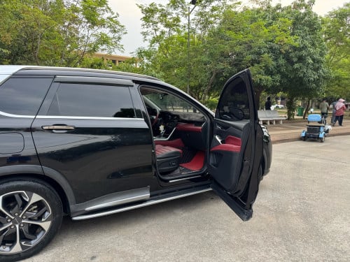 Maxus 2022 ខ្មៅ ស្អាតសានុំ នៅធានាពិក្រុមហ៊ុន MG