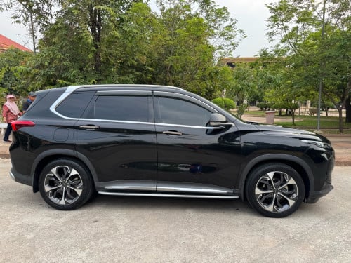Maxus 2022 ខ្មៅ ស្អាតសានុំ នៅធានាពិក្រុមហ៊ុន MG