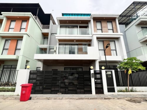 Twin Villa for rent Borey Woodland 60M