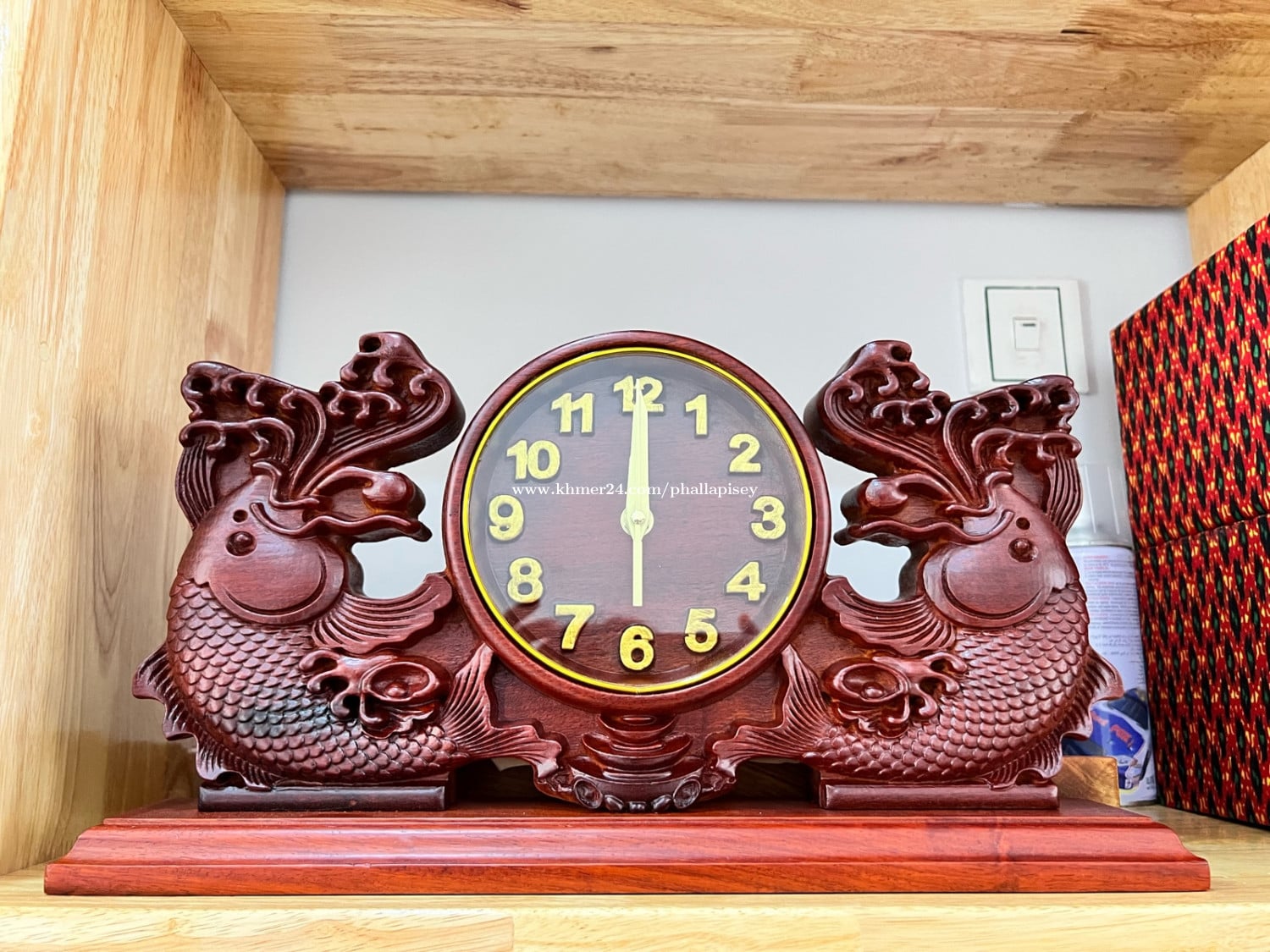 នាឡិកាលើតុឈើធ្នុងខ្នាត22*40cm