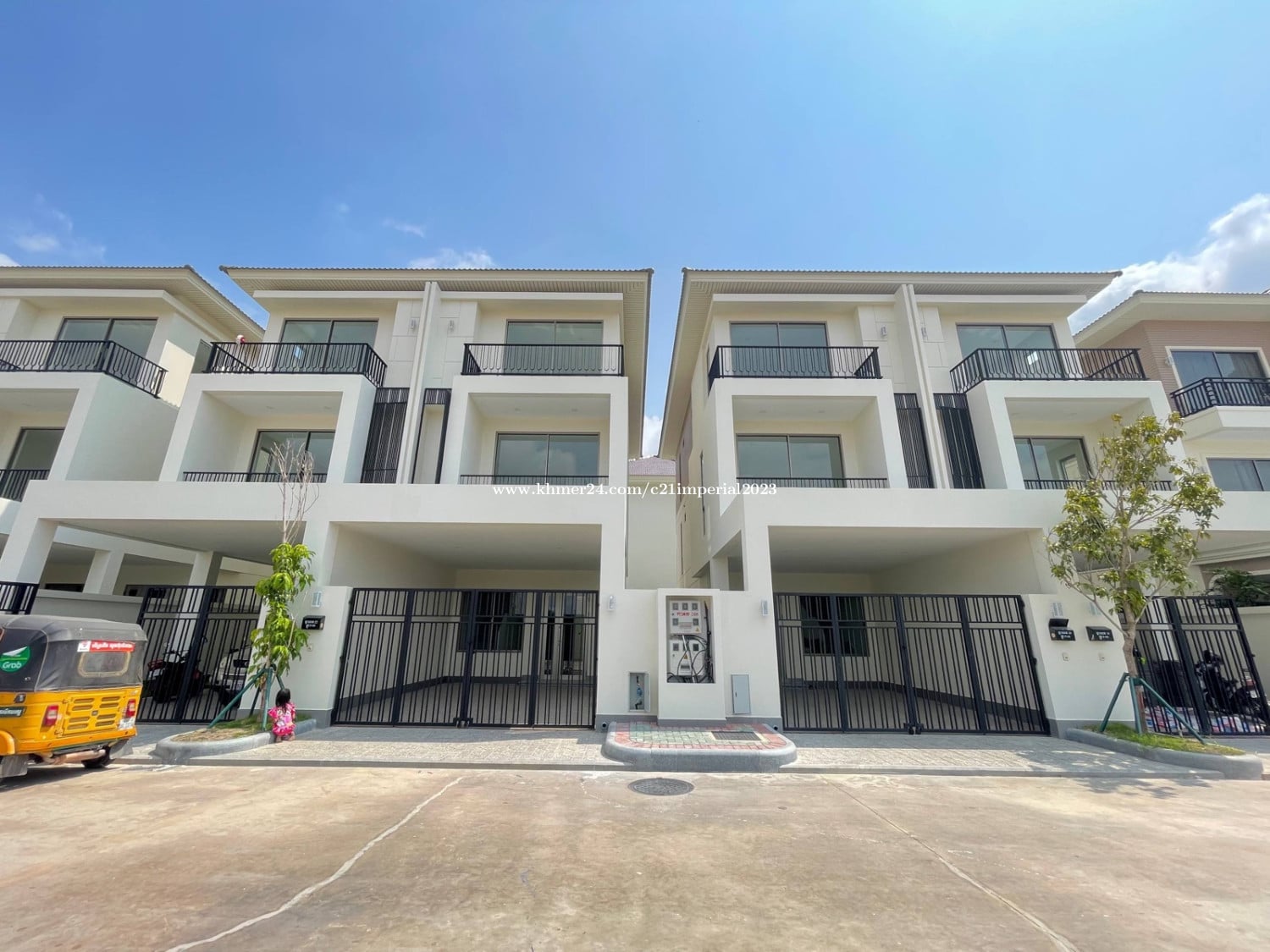 វីឡាភ្លោះ TM ម៉ូដឺនសម្រាប់លក់បន្ទាន់តម្លៃ