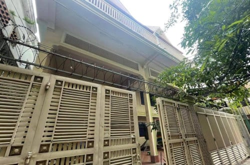 ផ្ទះលក់បន្ទាន់ នៅសង្កាត់ផ្សារដើមថ្កូវ
