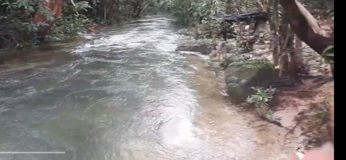 ដីជាប់អូរមានឆាយថ្ម