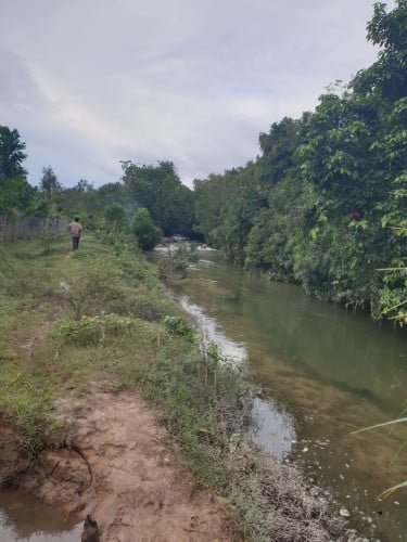ដីជាប់អូរមានឆាយថ្ម