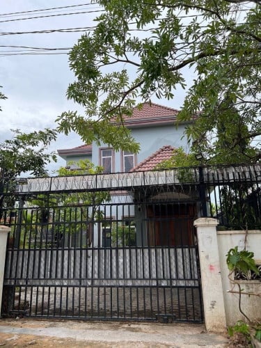 ផ្ទះវីឡាលក់នៅសង្កាត់ស្វាយដង្គុំក្រុងសៀមរាបលេីផ្លូវបេតុង