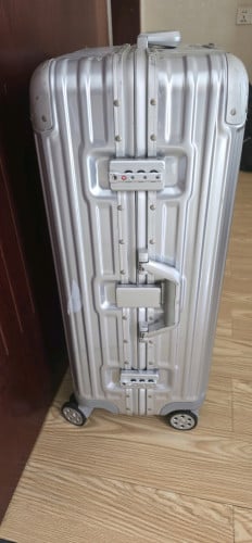 វ៉ាលីខ្នាតធំលក់មួយទឹក