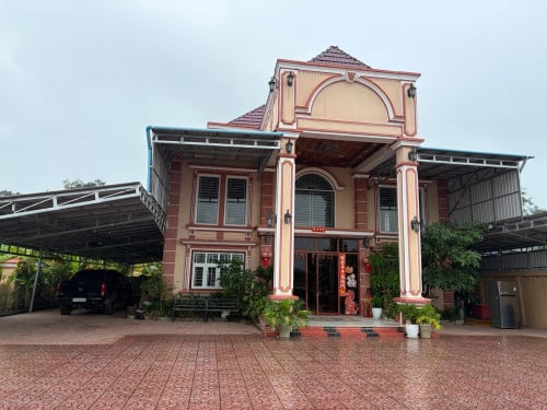 នៅជាប់មាត់ទឹកមាន 7 កន្ទប់គេង។ ទីតាំងនៅខេត្តកោះកុងស្រុកស្រែអំបិលតម្លៃអាចចរចាគ្នាបាន។