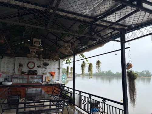 នៅជាប់មាត់ទឹកមាន 7 កន្ទប់គេង។ ទីតាំងនៅខេត្តកោះកុងស្រុកស្រែអំបិលតម្លៃអាចចរចាគ្នាបាន។
