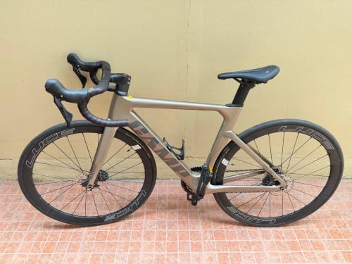 ម៉ូដែលៈ Full cabon ACE-7000ទំហំ:700Cx490mm ពណ៍មាសស្រាលទម្ងន់សុទ្ធ:8.9kg