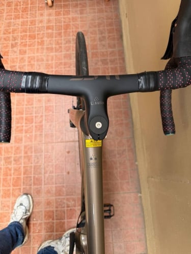 ម៉ូដែលៈ Full cabon ACE-7000ទំហំ:700Cx490mm ពណ៍មាសស្រាលទម្ងន់សុទ្ធ:8.9kg