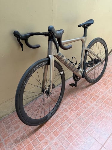ម៉ូដែលៈ Full cabon ACE-7000ទំហំ:700Cx490mm ពណ៍មាសស្រាលទម្ងន់សុទ្ធ:8.9kg