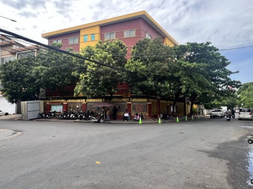 អគារកែងសម្រាប់ជួលនៅទួលគោក/ Corner Building for Rent at Toul Kork.