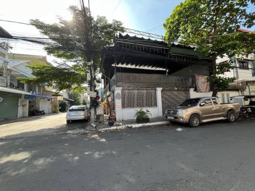 ហាងកែងសម្រាប់ជួលនៅជិតផ្សារដេ / ប៉ូCorner Shop for Rent, near Depo Market