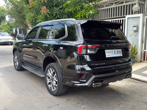 ឡានខ្ញុំជិះផ្ទាល់ចង់លក់ Fort Everest Titanium full options