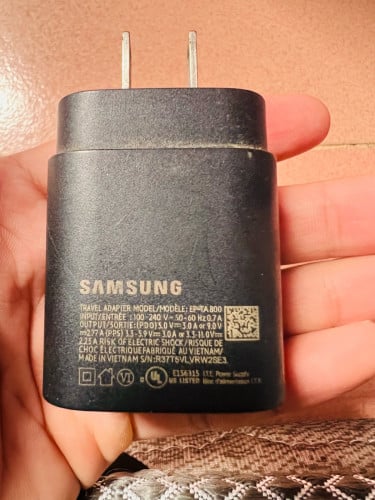 ឆ្នាំងសាកទូរស័ព្ទ២ឈុត (ដុំiphone =6$ ខ្សែនិងដុំSamsung Original=10$)
