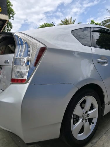 ឡានជួល Toyota Prius 2010