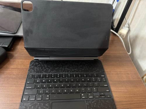 Apple Magic Keyboard original 12.9 inches can use with iPad M1 M2