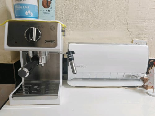 De'Longhi coffee machine with Russell Hobbs Glass Touch