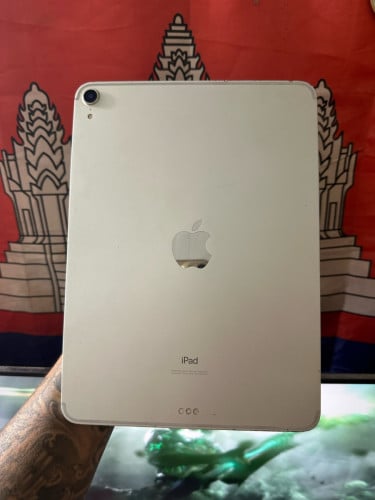 I pad pro 11 (2018) / 256g / មានស្កេន / sim+ wifi / តួរស្ទេីរដូចរូប លក់តំលៃក្រោមទីផ្សារ 265$ ដាច់