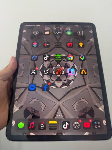 iPad Pro M2 អីវ៉ាន់ស្អាតដោយសារត្រូវការលុយបងៗអាចទាក់ទងបាន
