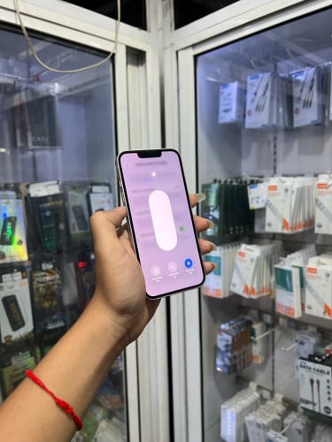 iPhone 13 ពណ៌ផ្កាឈូក 🍏 128GB LLA Battery 95% 🔋 តួស្អាត 98-99% សំណុំហ្សីន