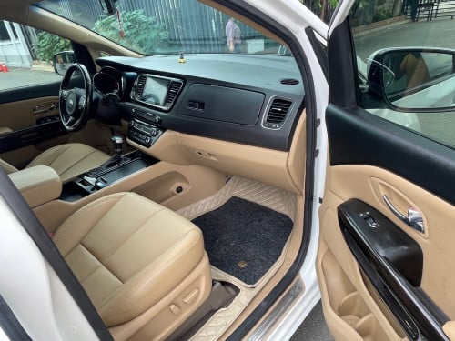 KIA Carnival year 2018 Full option បើកដំបូល2តង់ ប្រើសាំង