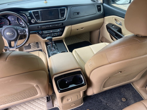 KIA Carnival year 2018 Full option បើកដំបូល2តង់ ប្រើសាំង
