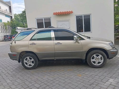 Lexus 300ឆ្នាំ2000ប៉ុង1លក់9600$ចរចារ