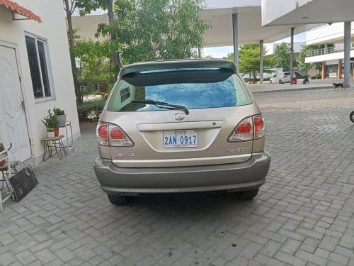 Lexus 300ឆ្នាំ2000ប៉ុង1លក់9600$ចរចារ