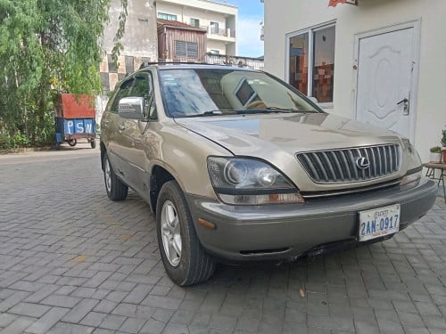 Lexus 300ឆ្នាំ2000ប៉ុង1លក់9600$ចរចារ