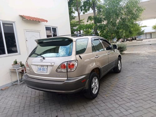Lexus 300ឆ្នាំ2000ប៉ុង1លក់9600$ចរចារ