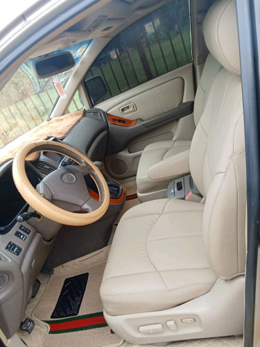 Lexus 300ឆ្នាំ2000ប៉ុង1លក់9600$ចរចារ