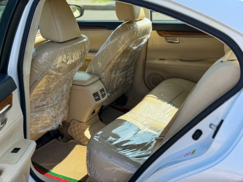 Lexus Es300h ឆ្នាំ 2013 Full-Option គ្រឿងក្នុងពណ៍លឿងឡានកាលី ក្រដាស់ពន្ធ