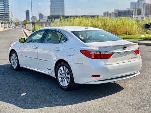 Lexus Es300h ឆ្នាំ 2013 Full-Option គ្រឿងក្នុងពណ៍លឿងឡានកាលី ក្រដាស់ពន្ធ